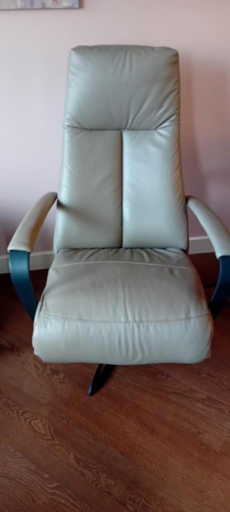 Prominent relaxstoel elektrisch leder kleur Slate Grey 100, Huis en Inrichting, Fauteuils, Gebruikt, 50 tot 75 cm, 75 tot 100 cm