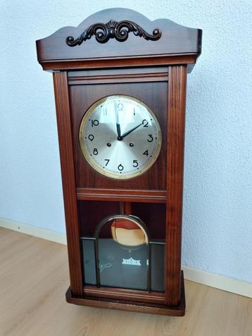 Nette vintage wandklok met slinger / slingerklok beschikbaar voor biedingen