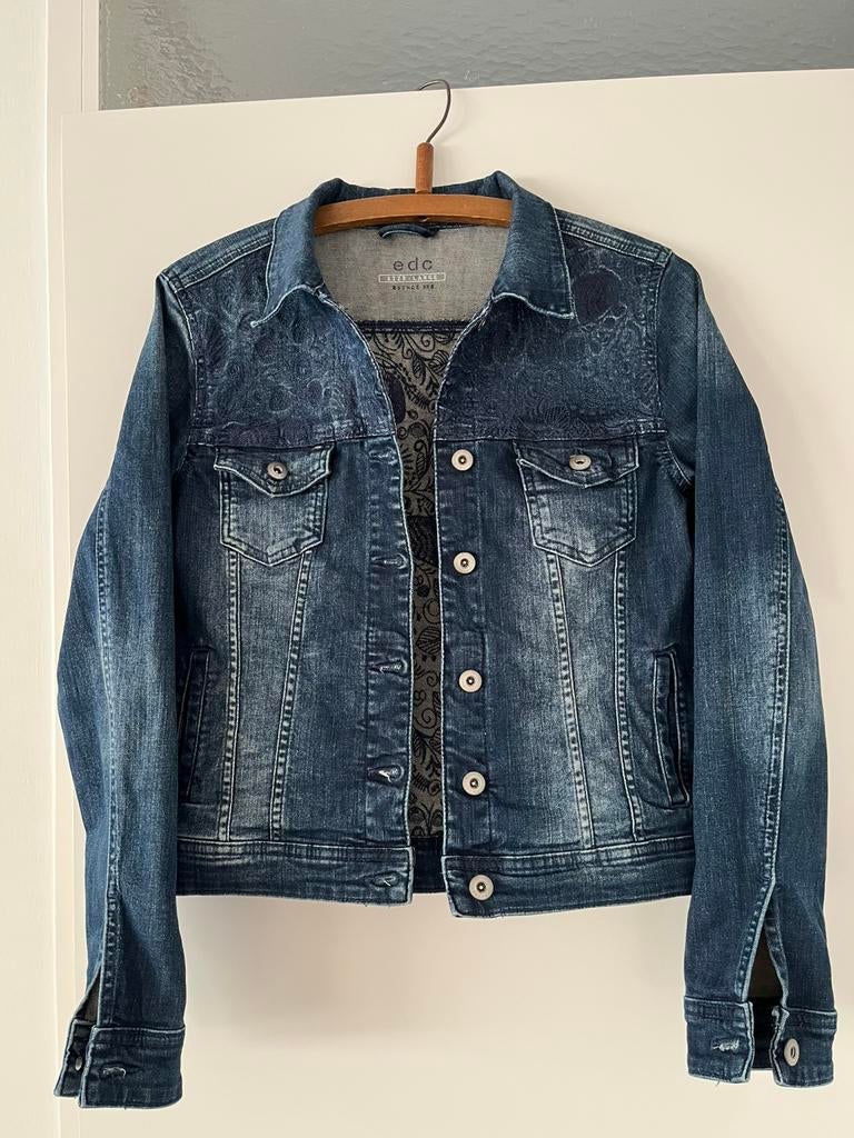 Spijkerjasje EDC met geborduurde rug, Kleding | Dames, Jassen | Zomer, Ophalen, Zo goed als nieuw, Maat 38/40 (M), Blauw
