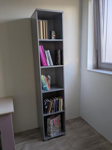 Zilvergrijze hoge boekenkast beschikbaar voor biedingen