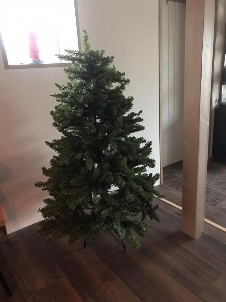 Kunstkerstboom - Perfect voor de feestdagen!, Huis en Inrichting, Woonaccessoires | Kunstplanten en Kunstbloemen, Zo goed als nieuw