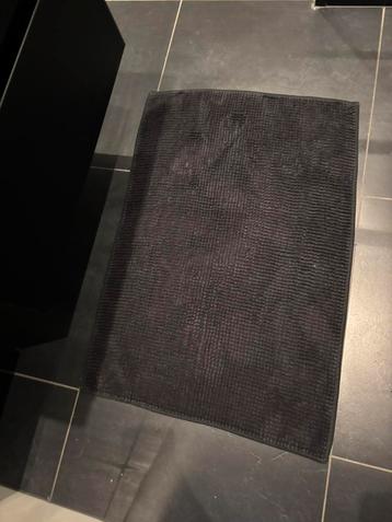 Zwarte badmat + toiletmat – gratis op te halen beschikbaar voor biedingen