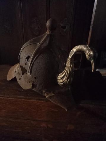 helm met koperen pauw beschikbaar voor biedingen