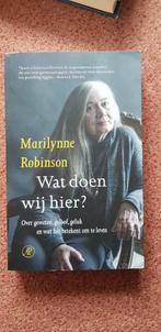 Marilynne Robinson - Wat doen wij hier?, Ophalen of Verzenden, Zo goed als nieuw, Marilynne Robinson