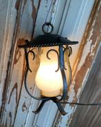 Vintage / Metalen hanglampje - lamp met wit glas, Gebruikt, Ophalen of Verzenden, Glas, Minder dan 50 cm