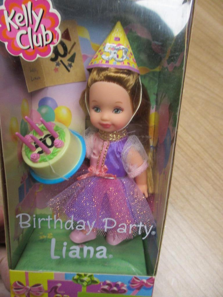2002 BARBIE/KELLY CLUB LIANA BIRTHDAY PARTY NIEUW, Verzamelen, Poppen, Ophalen of Verzenden, Nieuw, Fashion Doll