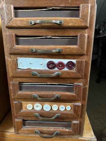 Antiek knopenkastje beschikbaar voor biedingen