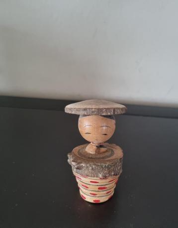 Leuke schuine Sosaku Kokeshi beschikbaar voor biedingen