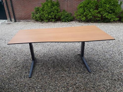 Bureau, instelbaar voor de juiste zithoogte, Huis en Inrichting, Bureaus, Zo goed als nieuw, Bureau, In hoogte verstelbaar, Ophalen