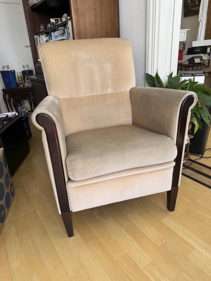 Vintage fauteuil - klassieke stoel met houten frame, Huis en Inrichting, Fauteuils, Gebruikt, Hout, Stof, 50 tot 75 cm, 75 tot 100 cm