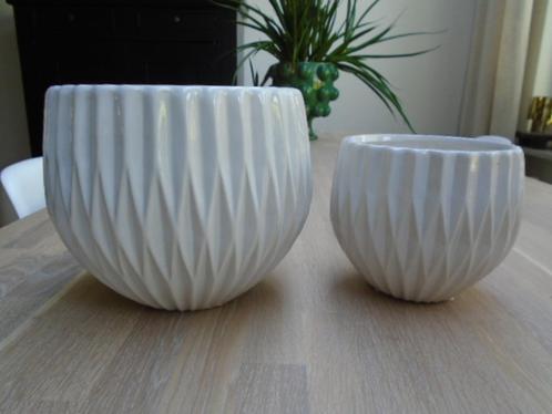 2x witte ronde bloempot met relief, origami, 19 en 14 cm, Tuin en Terras, Bloempotten, Zo goed als nieuw, Aardewerk, Binnen, Minder dan 40 cm