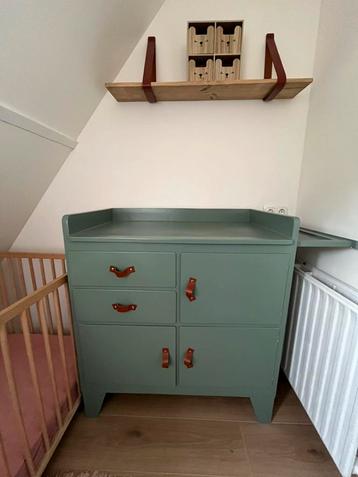 Vintage kastje/commode met leren greepjes beschikbaar voor biedingen