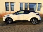 Toyota C-HR 1.8 Bi-Tone Wit - 122pk - Leder - JBL - Trekhaak, Auto's, Toyota, 725 kg, 4 cilinders, Leder, 75 €/maand