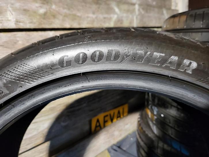 Goodyear banden 455 km mee gereden 215- 40- 19, Auto-onderdelen, Banden en Velgen, Band(en), Zomerbanden, 19 inch, 225 mm, Nieuw