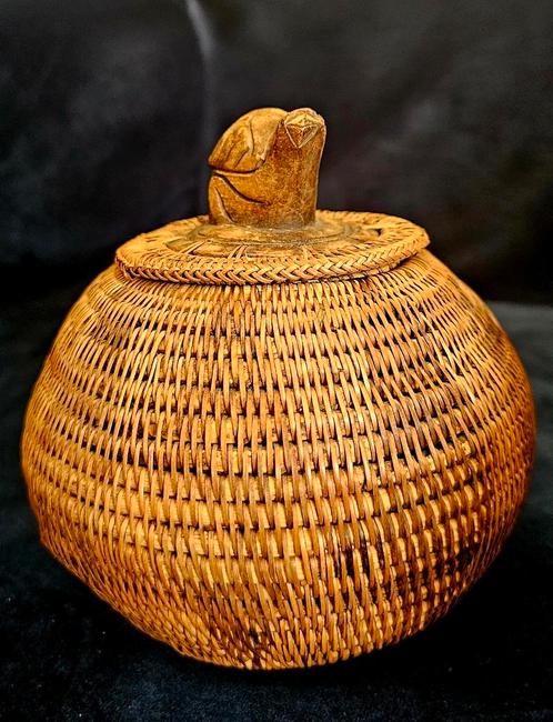 Gevlochten opbergmand uit Indonesië, Antiek en Kunst, Kunst | Niet-Westerse kunst, Ophalen of Verzenden