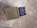 Vintage pillendoosje petit point borduurwerk, Antiek en Kunst, Curiosa en Brocante, Ophalen of Verzenden