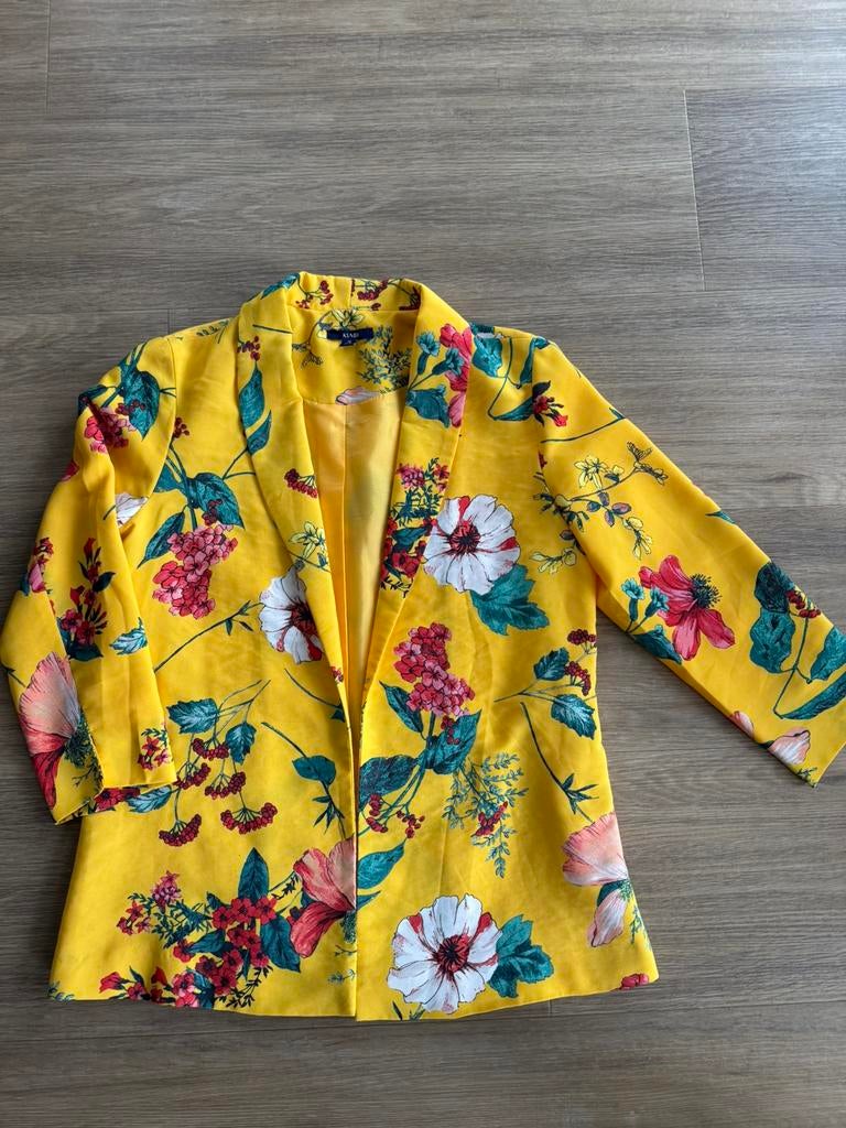 Vrolijk geel gebloemd, soepelvallend jasje maat 36, Kleding | Dames, Jasjes, Kostuums en Pakken, Geel, Ophalen of Verzenden, Jasje