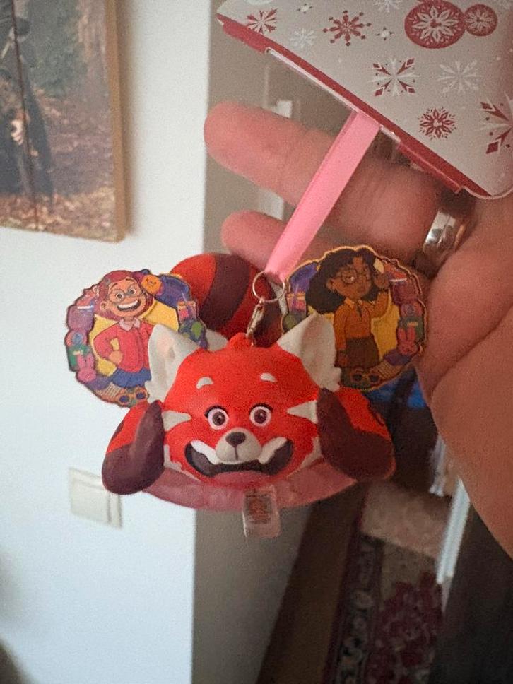 Disney turning red earhat ornament., Verzamelen, Disney, Zo goed als nieuw, Beeldje of Figuurtje, Overige figuren, Ophalen of Verzenden