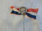 Speldje met vlag Juliana en Bernhard (36b, Verzamelen, Koninklijk Huis en Royalty, Verzenden, Zo goed als nieuw, Nederland, Speld(je) of Lepel(tje)