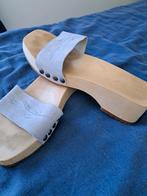Originele houten slippers met blauw suéde wreefband. Mt. 39., Slippers, Zo goed als nieuw, Verzenden, Blauw
