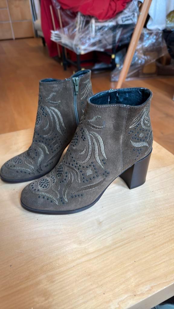 Italiaanse laarzen van Vera Gomma – maat 38 – hak 7-8 cm, Kleding | Dames, Schoenen, Zo goed als nieuw, Groen, Ophalen