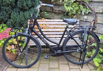 Zo goed als nieuwe matzwarte Altec omafiets met transportrek beschikbaar voor biedingen