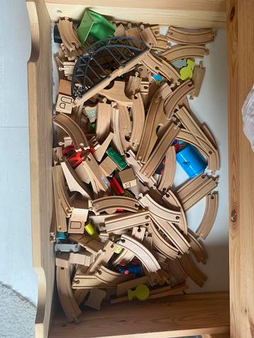 Meerdere houten treinsets bij elkaar beschikbaar voor biedingen