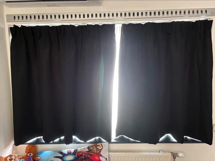 GORDIJNEN STOF ZWART VERDUISTEREND ZGAN, Huis en Inrichting, Stoffering | Gordijnen en Lamellen, Zo goed als nieuw, 200 cm of meer