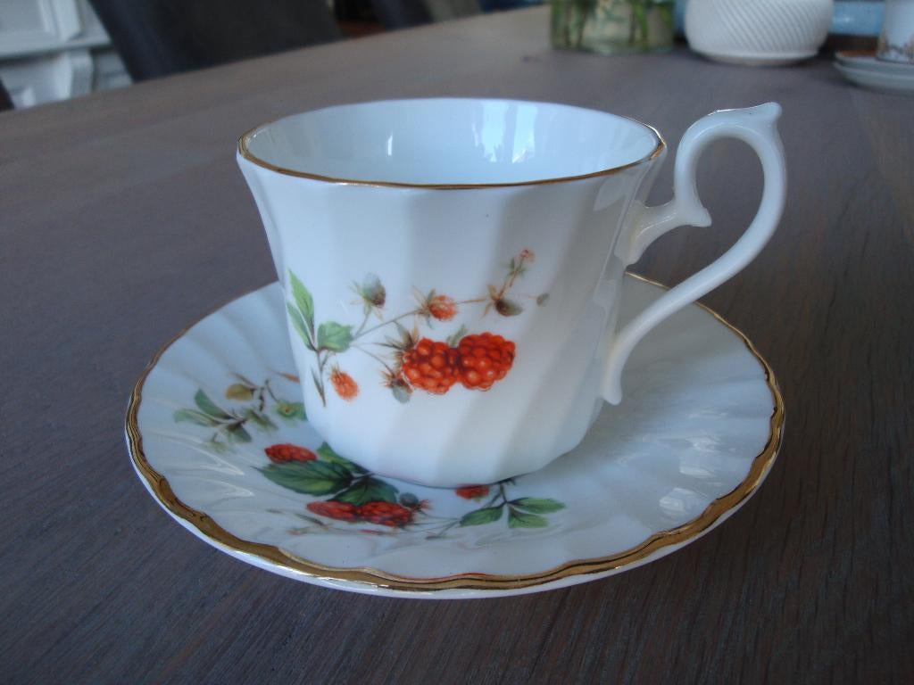 Engelse thee kop en schotel van Royal Kendal bone China., Verzamelen, Porselein, Kristal en Bestek, Ophalen of Verzenden, Zo goed als nieuw