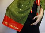 Grote zijden sjaal / omslagdoek rood, groen en gouddraad, Ophalen of Verzenden, Gedragen, Sjaal