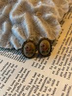 Vintage 50s petit point oorbellen bloemen, Sieraden, Tassen en Uiterlijk, Antieke sieraden, Verzenden, Overige materialen, Oorbellen
