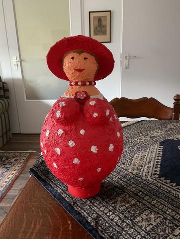 Dikke dame papier machee beschikbaar voor biedingen