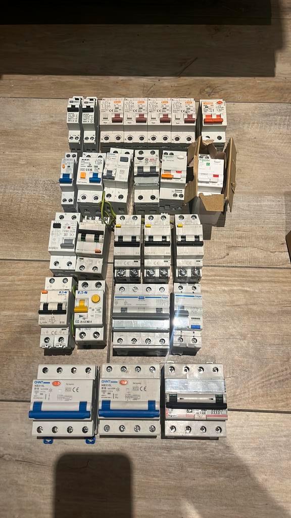 Diverse aardlekautomaten, Doe-het-zelf en Verbouw, Elektra en Kabels, Zo goed als nieuw, Ophalen of Verzenden