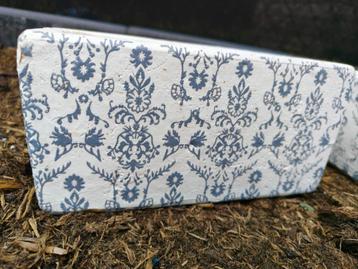 Stenen potten met florale afwerking beschikbaar voor biedingen