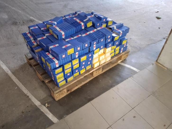 Pallet met ca. 200 dozen spagpluggen., Doe-het-zelf en Verbouw, Hang- en Sluitwerk, Zo goed als nieuw, Klink of Kruk, Overige materialen