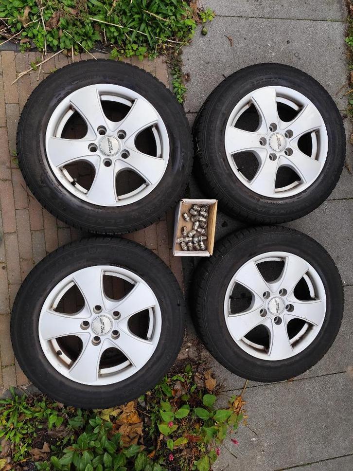 set lichtmetalen velgen met winterbanden 15 inch Kia Hyundai, Auto-onderdelen, Banden en Velgen, Velg(en), Winterbanden, 15 inch