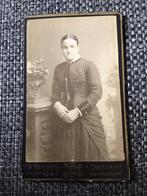 CDV, Vrouw, H.W. Wollrabe, Den Haag, Carte de Visite 2, Verzamelen, Ophalen of Verzenden, Voor 1940, Gebruikt, Foto
