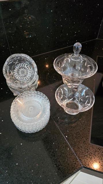 Bonbons schalen en schoteltjes van glas. beschikbaar voor biedingen