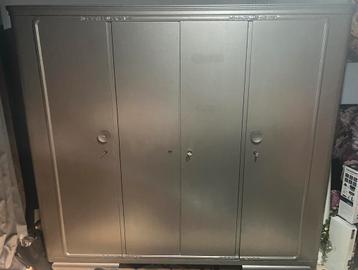 Ruime kledingkast. ( T.E.A.B)