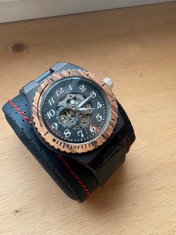 Houten horloge  beschikbaar voor biedingen