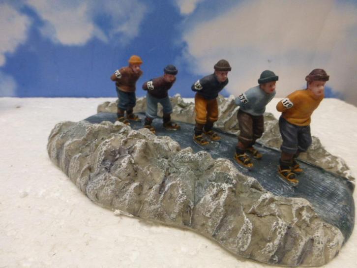 dickensville elfsteden schaatsgroep kerstdorp poppetjes, Diversen, Kerst, Zo goed als nieuw, Ophalen of Verzenden