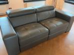 Lederen tweepersoons relaxbank uitschuifbaar grijs, Huis en Inrichting, Gebruikt, Tweepersoons, Ophalen of Verzenden, Rechte bank