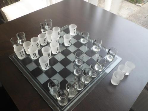 Glazen SCHAAKSPEL drinking chess 35 x 35 cm. schaakbord glas, Hobby en Vrije tijd, Gezelschapsspellen | Bordspellen, Ophalen of Verzenden