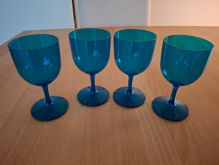 Vier wijnglazen blauw plastic Ikea, Verzamelen, Glas en Borrelglaasjes, Zo goed als nieuw, Overige typen, Ophalen of Verzenden