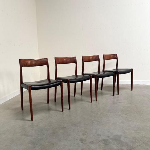 Møller eetkamer stoelen jaren 60 70 leer, Huis en Inrichting, Stoelen, Gebruikt, Vier, Hout, Leer, Zwart, Ophalen