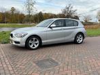 BMW 1-Serie 116I 100KW 5DR 2012 Grijs AUTOMAAT, Auto's, Zwart, 4 cilinders, Origineel Nederlands, 1200 kg