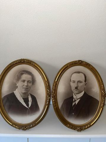 Antieke fotolijsten met bloemenornamenten en oude foto’s. beschikbaar voor biedingen