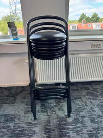 4 krukken voor bij een statafel beschikbaar voor biedingen