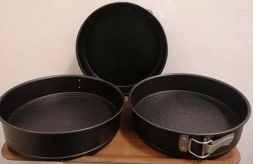 Bakblikken rond, diverse merken en grote per stuk € 5,00 beschikbaar voor biedingen