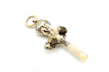 Zilveren rammelaar met bellen en parelmoer, engeland 1908. beschikbaar voor biedingen